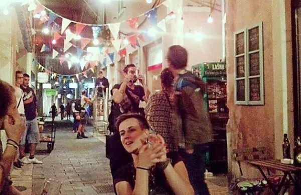 Filmska ekipa je v nedeljo ponoči snemala v koprskem baru Cameral