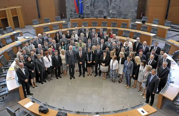 Na razpis mandatno-volilne komisije DZ za oddajo službenih stanovanj v najem se je prijavilo 27 poslancev