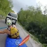 Nekaj trenutkov pred trčenjem je  kajakaša odneslo v levo s ceste