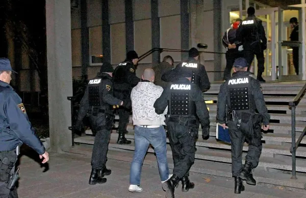 Za zapahe bodo nazadnje morali vsi vpleteni v posle z drogo,  ki so jih kriminalisti in policisti specialne enote ujeli decembra lani. Včeraj se je z obsodilno sodbo končalo sojenje še zadnjima dvema akterjema.