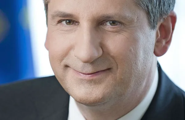 Avstrijski finančni minister, vicekancler in predsednik ljudske stranke Michael Spindelegger je  odstopil z vseh funkcij