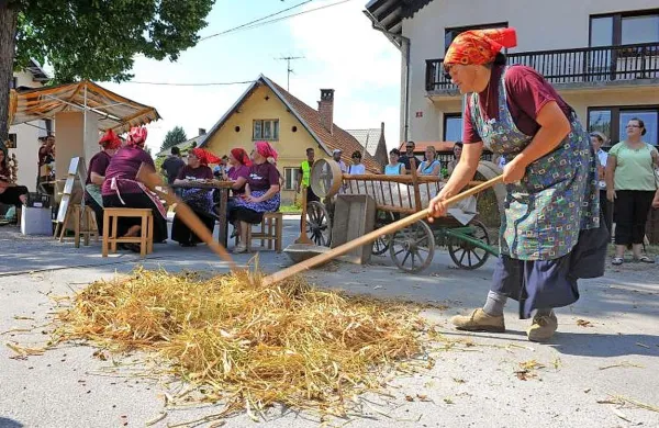 Konec tedna bo v bližini, natančneje v vasi Hrovača, edinstvena kulinarična prireditev Fižolov dan, ko bo nasvete o 
fižolu delila tudi Marija Merljak