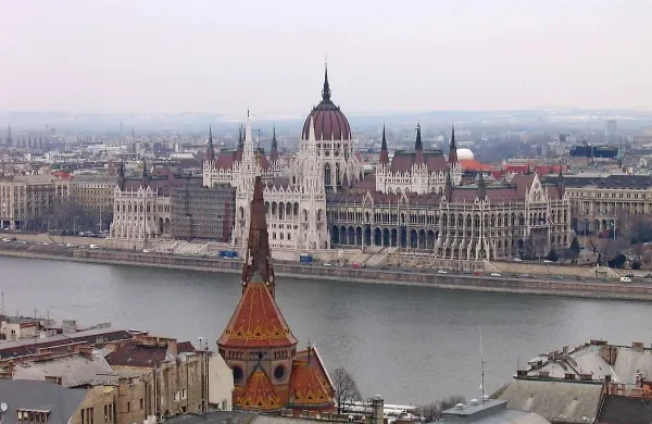 Madžarska policija je ustavila Srbkinjo, ki je bila namenjena na romantični zmenek v Budimpešto, pri tem pa v njenem avtomobilu odkrila štiri ilegalne prebežnike iz Sirije
