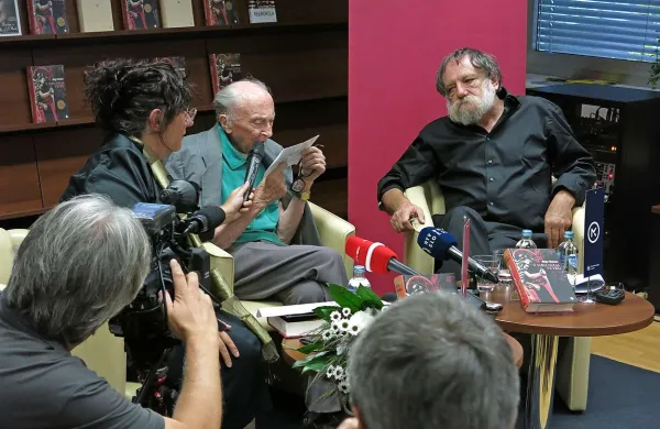 Včeraj, na svoj 101. rojstni dan, je pisatelj Boris Pahor (v sredini, ob njem Tatjana Rojc in urednik Zdravko Duša) najprej spregovoril o prijatelju, sodelavcu in sopotniku Alojzu Rebuli
