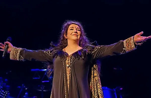 Britanska pevka Kate Bush je v torek prvič po turneji leta 1979 ponovno stopila na koncertni oder in si prislužila stoječe ovacije
