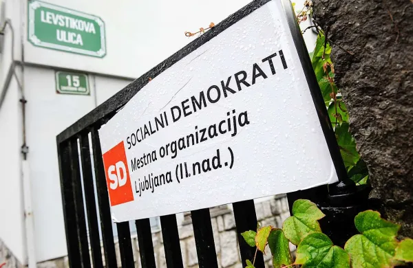 Zaslišanja pred nadzornim odborom stranke SD so se v ponedeljek po neuradnih informacijah udeležili le trije od desetih članov, ki so prejšnji teden dobili vabila na zagovore pred izključitvijo iz stranke