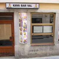 Kidričeva ulica 6: Kava bar Val (pojasnilo na vratih: Poslovni objekt ne posluje)
