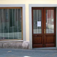 Kidričeva ulica 23: nekoč arhitekturni biro (pojasnilo na vratih: Poslovni prostor oddamo v dolgoročni najem s pripisano telefonsko številko)