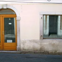 Kidričeva ulica 37: nekaj let prodajalna spominkov