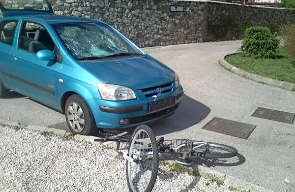 V Bovcu je voznica izsilila prednost kolesarju