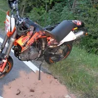 Motorist se je po trku laže poškodoval