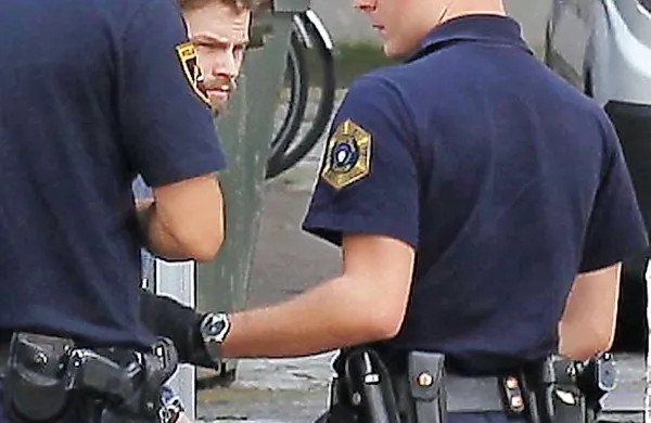 Dušana Petrovčiča, ki je v petek med opravljanjem nadzora prometa ustrelil policista Damijana Kukoviča, so pravkar privedli na zaslišanje k preiskovalnemu sodniku