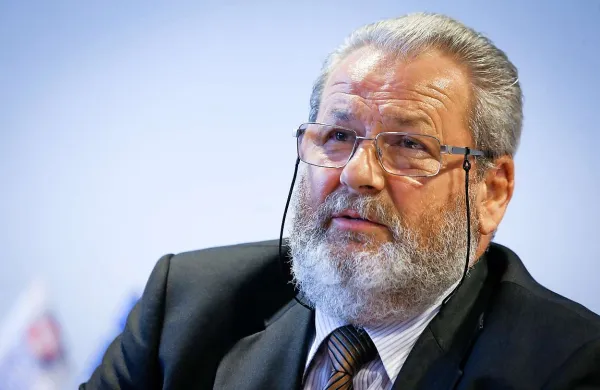 Predsednik sekcije za promet pri Obrtno-podjetniški zbornici Slovenije  Andrej Klobasa glavni problem vidi v tujih prevoznikih, ki v Sloveniji opravljajo prevoze in po njegovi oceni niso dovolj nadzorovani