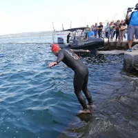  ... nato pa skok v morje