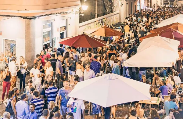 Središče starega mesta ponuja živahno  življenje in polne lokale 