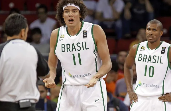 Anderson Varejao (št. 11) in Leandro Barbosa sta tudi letos nosilca igre Brazilije, ene redkih ekip, ki na SP prihaja v najmočnejši zasedbi