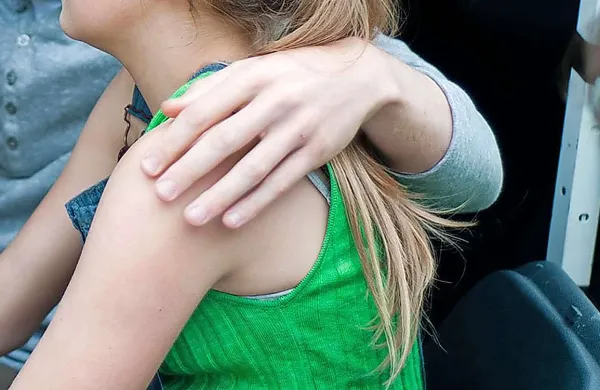 Pri individualnih urah z učenkami naj bi učiteljeva roka segla tja, kamor ne bi smela (fotografija je simbolična)