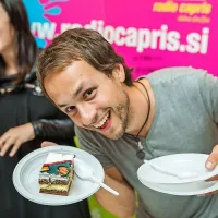 Bobnarja Mitje Stropnika na predstavitev filma sicer ni bilo, ga je pa njegov brat Marko poiskal na torti in ga takole nastavil pred objektiv