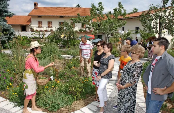Zeliščni vrt na Belajevi domačiji že nekaj časa privablja obiskovalce od blizu in daleč, danes se na njem začenja še 1. zeliščni festival, ki bo trajal do 14. septembra 