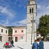 Kovinska skulptura, ko so ji po naročilu Občine Sežana prirezali stranice