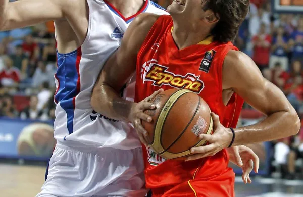 Ricky Rubio (z žogo) in Miloš Teodosić bosta tekmeca v skupini A
