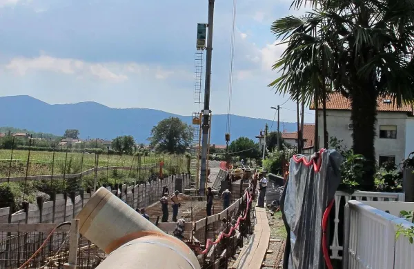 Ulice so prekopane že dolgo (na fotografiji osrednja ulica  skozi Vrtojbo),  glavna bojazen pa je, da bi, če se bo zalomilo s plačili, gradbinci odkorakali z gradbišč