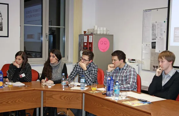 Mladi so na okrogli mizi dali jasno vedeti, da se z Idrijo in njeno dediščino ne identificirajo, a bi se, če bi se jim  znali približati 