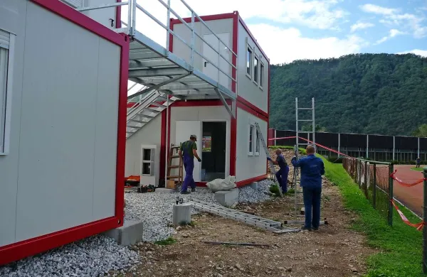 Zabojniki  niso v sivo rdeči barvi nogometnega kluba, kot so nekateri pričakovali, je pa v njih dovolj garderob in tušev, so ogrevani in hlajeni 