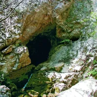 V  jami Foran des Aganis blizu Čedada živijo jamske vile. Če vstopite v notranjost jame, jih boste prav zares slišali.