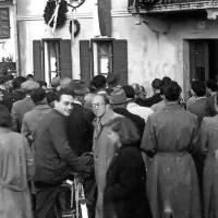 Alojz Rebula in Boris Pahor pred rojstno hišo Iga Grudna v Nabrežini leta 1948