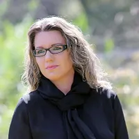 “V luči potrošništva se vedno bolj poskušamo aktualizirati skozi materialno, kar seveda ni najboljše za nas, socialna bitja.”