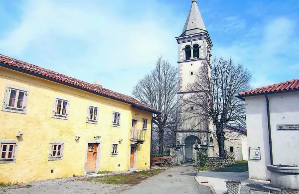 Novembra naj bi začeli obnavljati trg v Škocjanu, vendar se domačini ne strinjajo z načrtom, saj bi morala na račun tlakovanja pasti najlepša stara drevesa