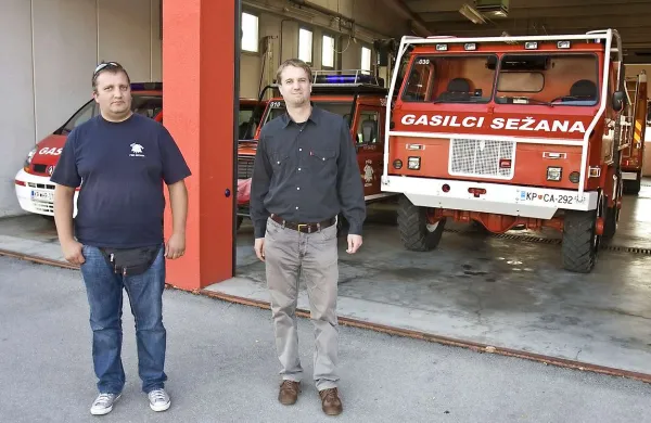 Marko Colja (levo) in Simon Hlačar ob društvenem voznem parku, ki se mu še letos pridružilo še četrto vozilo