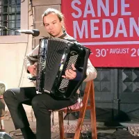 Virtuoz Marko Hatlak je navdušil tako z izvedbo kakor  izborom, v katerem sta se denimo znašla tako John Cage kakor Iztok Mlakar