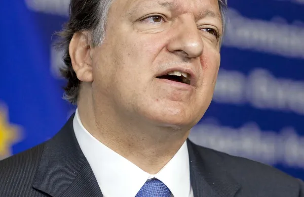 Položaj v Ukrajini je zelo resen, dramatičen, blizu je “točka brez povratka”, zato je treba zdaj storiti vse za umiritev razmer, je opozoril predsednik Evropske komisije Jose Manuel Barroso