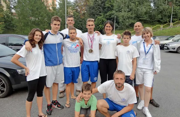 Skupina obetavnih piranskih plavalcev s klubskim vodstvom