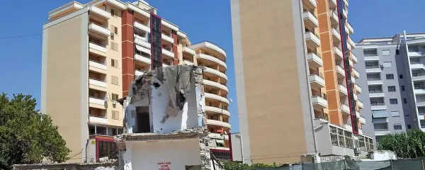 Vlore: staro se umika novemu