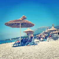 Plaža v Dhermiju, menda najlepša v Albaniji. V ozadju gora,  ki jo je potrebno prečkati, da pridete do tega paradiža.