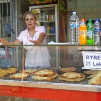 Burek na tiranski avtobusni postaji stane le 20 centov