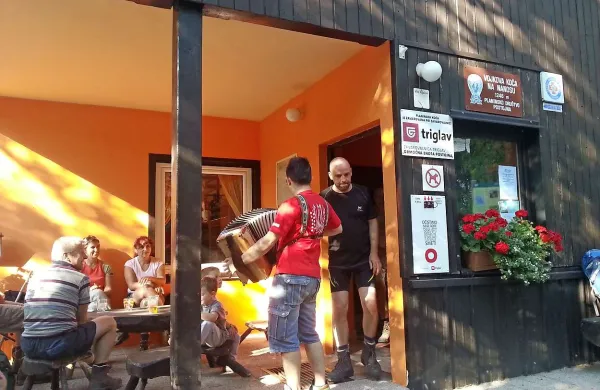 Planinsko društvo Postojna, lastnik in upravljavec Vojkove koče na Nanosu, bo najbrž dolgo čakalo na odločitev sodišča, ki bo moralo razsoditi, ali mora oskrbnica Anica Kresevič kočo zapustiti