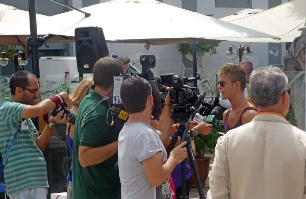 Zvezdnika domačega filma Patrica Criada so oblegali domači novinarji 