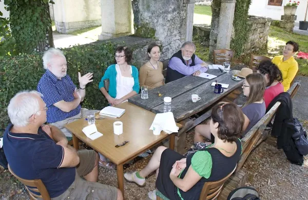 Iz pogovora o prevajanju poezije se je izluščila nuja o predhodnem poglabljanju v čustveni svet prevajanega avtorja ter čas in prostor, ko je njegovo delo nastalo