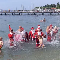 Kopalcem so se na portoroški plaži včeraj pridružili tudi Božički