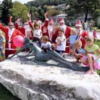 Božički so pritegnili predvsem pozornost najmlajših, ki jih je zanimalo, ali so že začeli zavijati darila zanje 