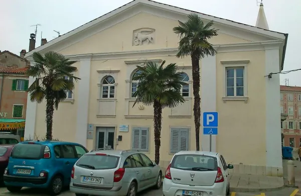 V Izoli bi večnamenski kulturni prostor uredili v nekdanji občinski palači na Verdijevi ulici 1  