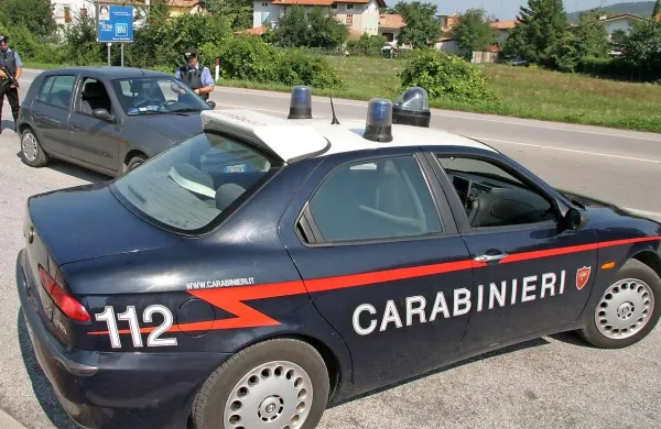  30-letnima slovenskima državljanoma so najprej čez mejo sledili novogoriški policisti, preden bi se vrnila v domovino, pa so ju ustavili italijanski orožniki in mejni policisti