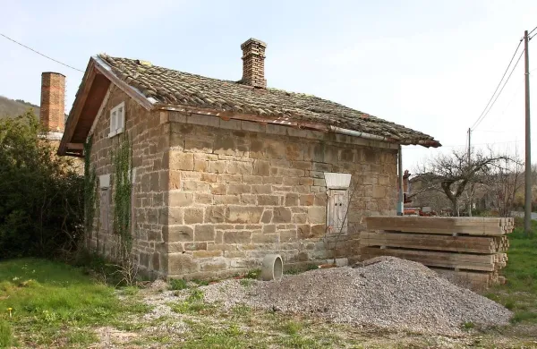 Čuvajnica nekdanje železniške črpalne postaje v Klancu pri Kozini, v kateri naj bi z izravnalnimi ukrepi uredili informacijski center za Krajinski park Beka 
