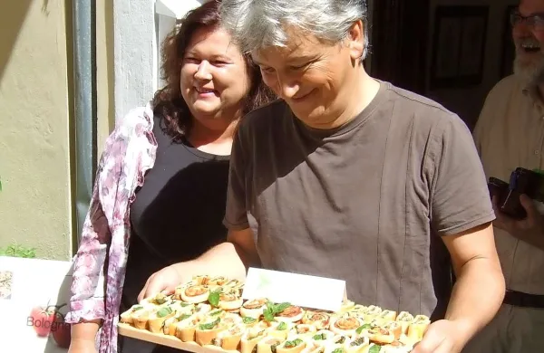 Iztok Mlakar je priznal, da sta s soprogo Tanjo  v zavitke dala vse, kar sta našla v hladilniku. Ter baziliko, se razume.