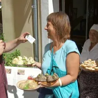 Idejni oče Bazilikijade Drago Mislej-Mef je obiskovalcem predstavil  vsako jed (in njenega kuharja oziroma kuharico)