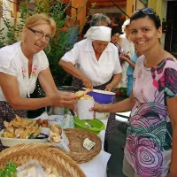 Članice Turističnega društva Šparžin iz Kort so obiskovalcem ponujale sveže pečene kroštole. Z baziliko, se razume. 